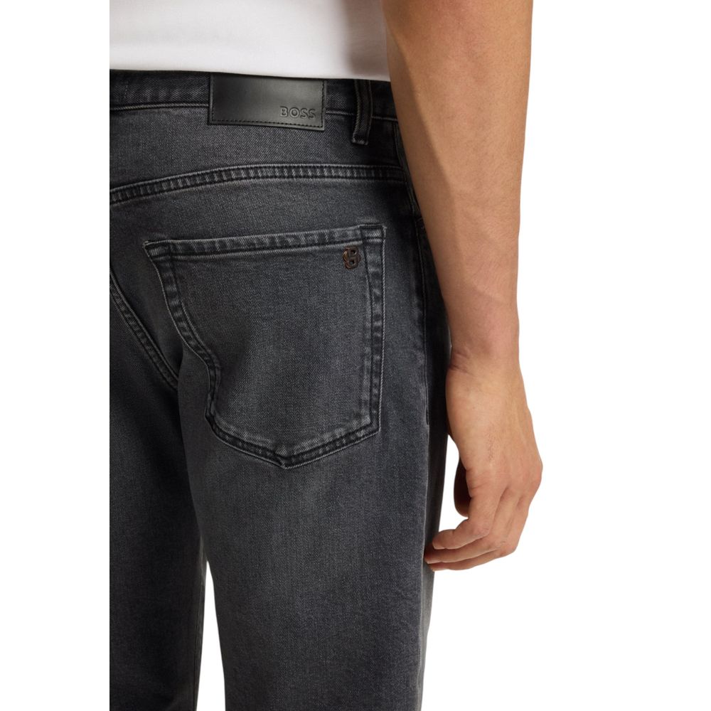 Jeans décontractés en coton gris de Hugo Boss, coupe relaxe, vus de face sur un mannequin, détails de couture visibles.