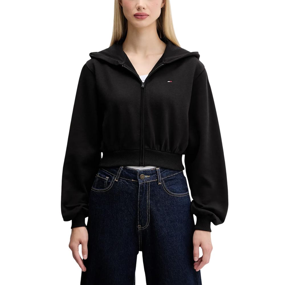 Hoodie Tommy Hilfiger Jeans en coton recyclé noir avec logo brodé, porté, vue de face.