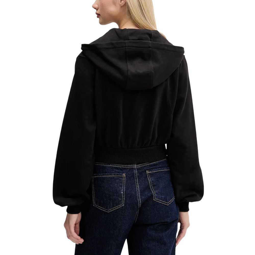 Hoodie Tommy Hilfiger Jeans en coton recyclé noir avec logo brodé, décontracté et confortable, porté sur un mannequin.