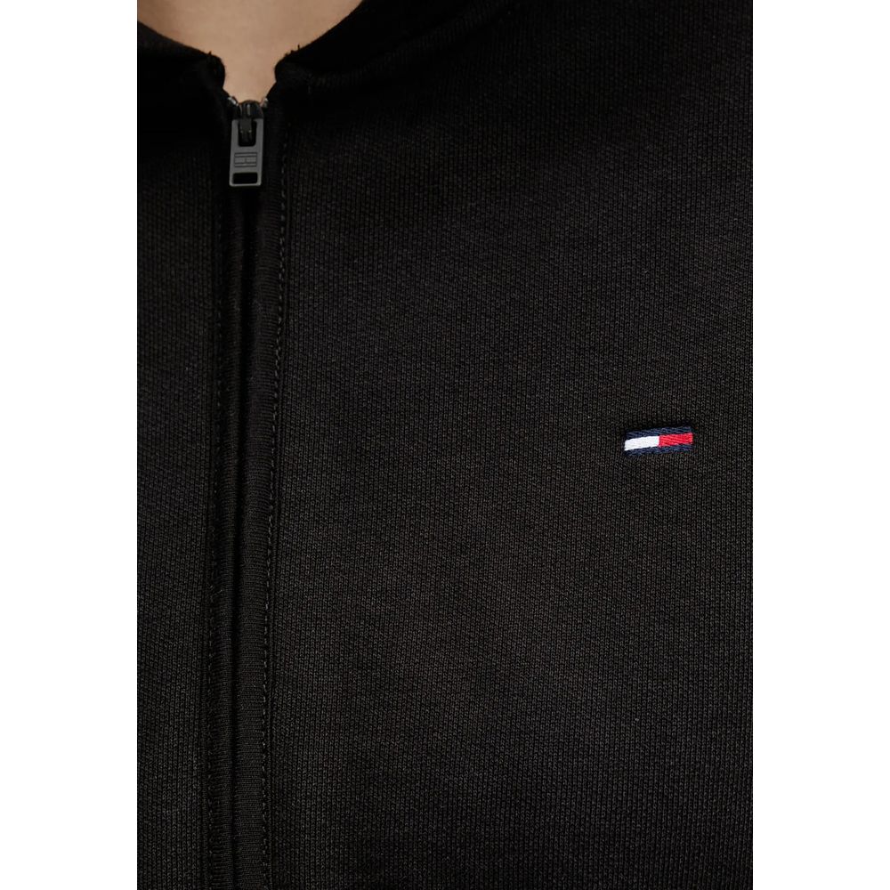 Hoodie noir Tommy Hilfiger Jeans en coton recyclé, vue de face, avec logo brodé sur la poitrine et capuche.