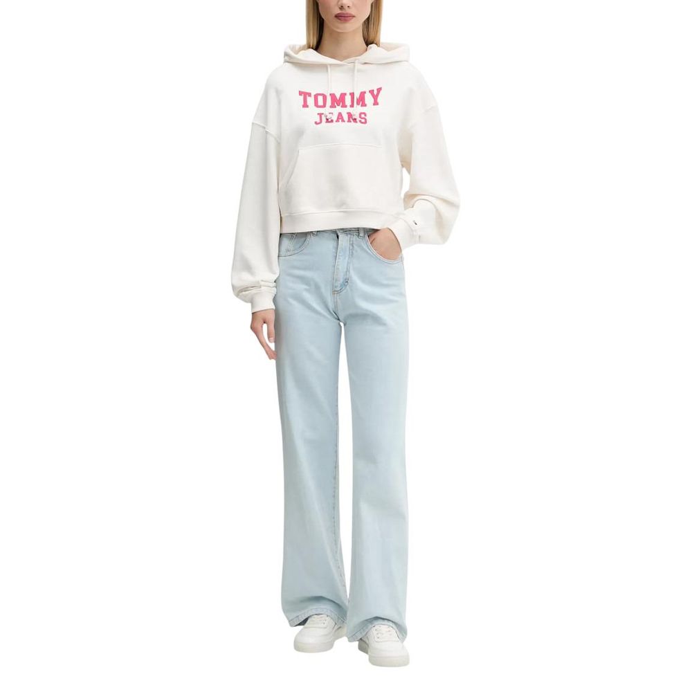 Hoodie Tommy Hilfiger Jeans en coton recyclé de couleur crème, avec logo et style décontracté, porté par un mannequin.