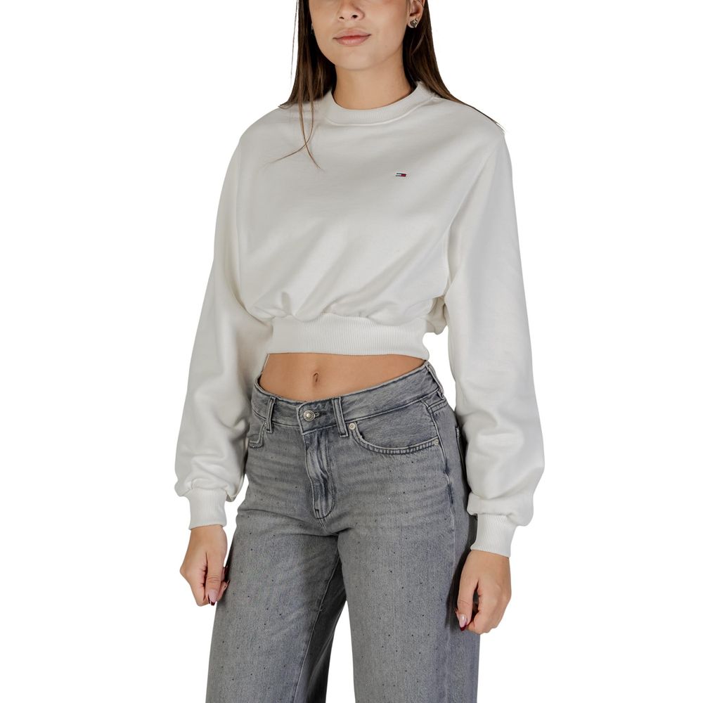 Sweat-shirt crème en coton recyclé Tommy Hilfiger Jeans, décontracté avec logo brodé, porté sur un mannequin.