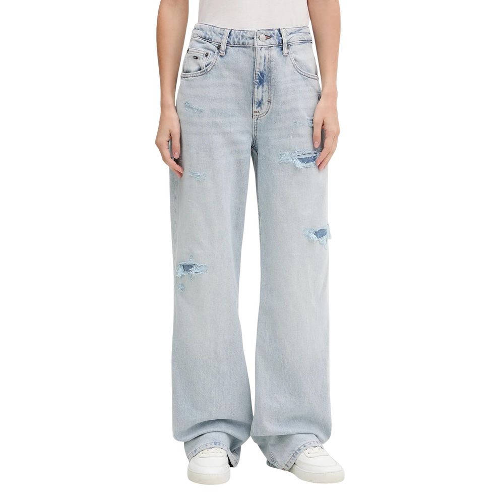 Jeans mom Tommy Hilfiger de couleur bleu clair en coton recyclé, coupe décontractée et tendance, porté sur un mannequin.