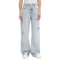 Jeans mom Tommy Hilfiger de couleur bleu clair en coton recyclé, coupe décontractée et tendance, porté sur un mannequin.