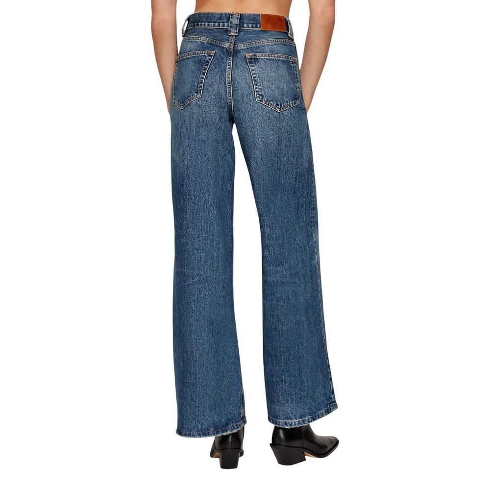 Jeans Tommy Hilfiger en coton recyclé bleu, coupe décontractée, visibles avec détails et poches sur un fond neutre.