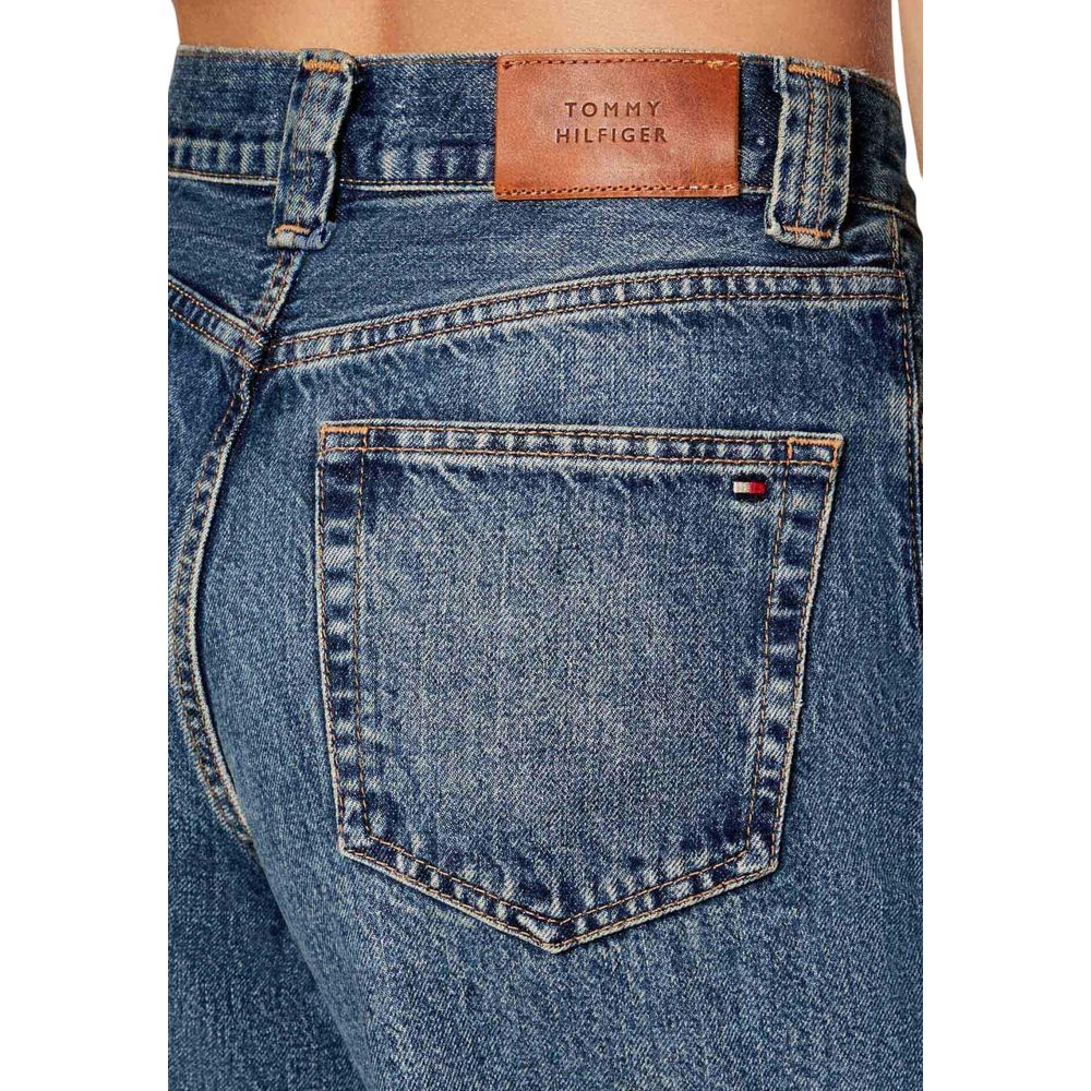 Jeans Tommy Hilfiger en coton recyclé de coupe décontractée, en bleu, avec détails classiques et fermeture éclair visible.