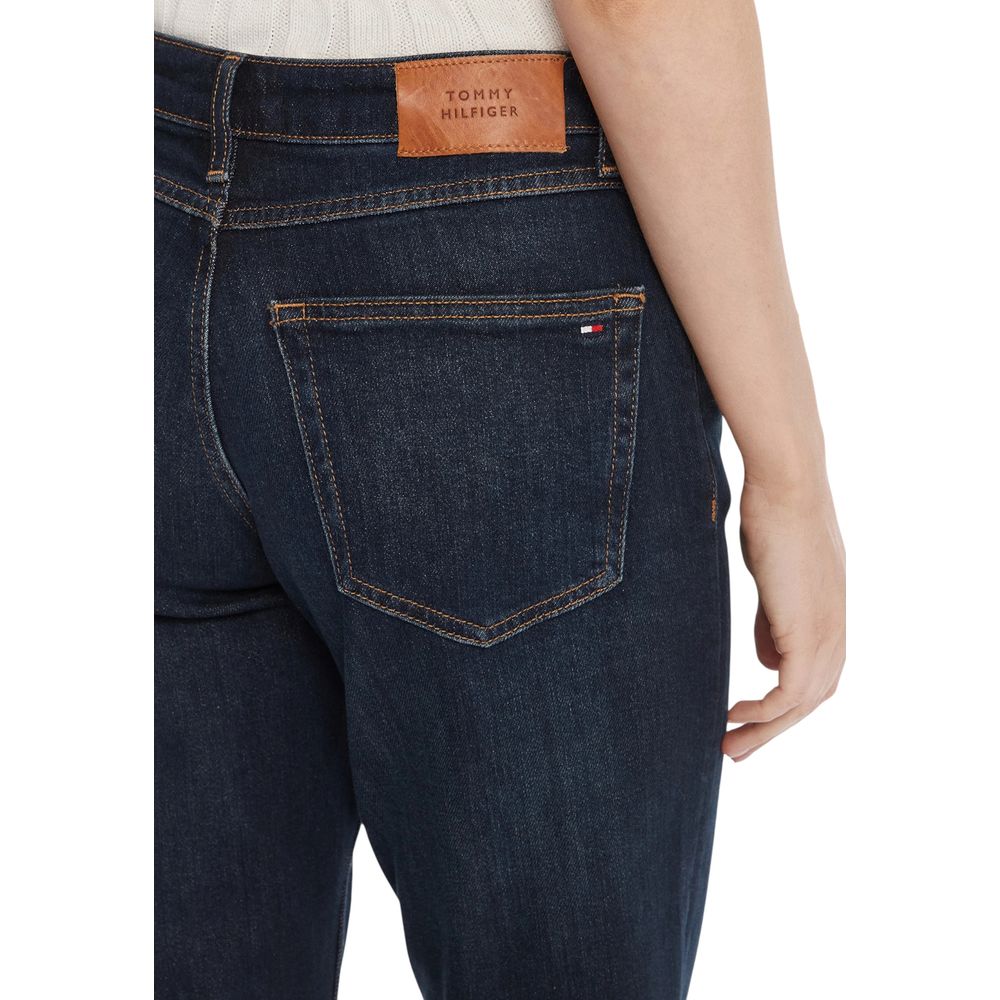 Jeans mom en coton recyclé bleu Tommy Hilfiger, style décontracté avec fermeture éclair et poches avant.
