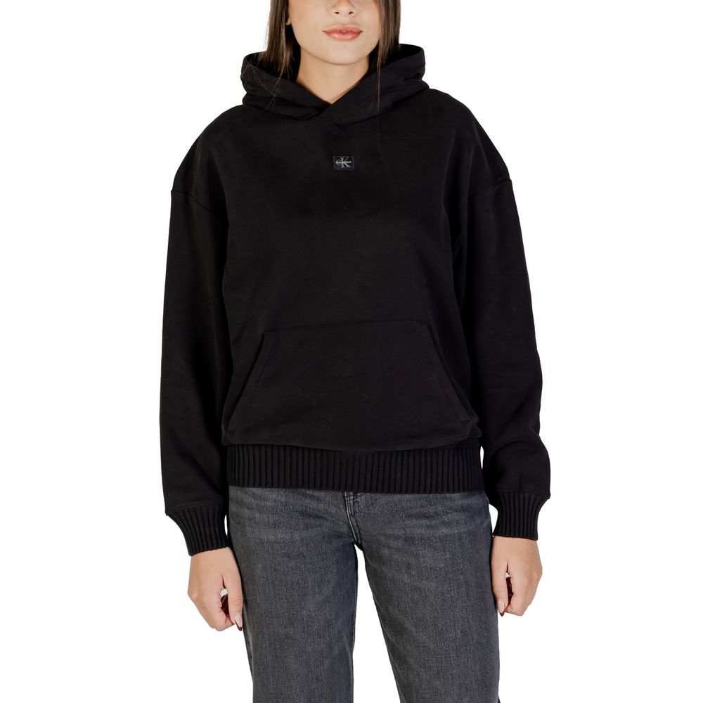 Sweat à capuche en coton noir de la marque Calvin Klein Jeans, avec logo discret sur la poitrine.