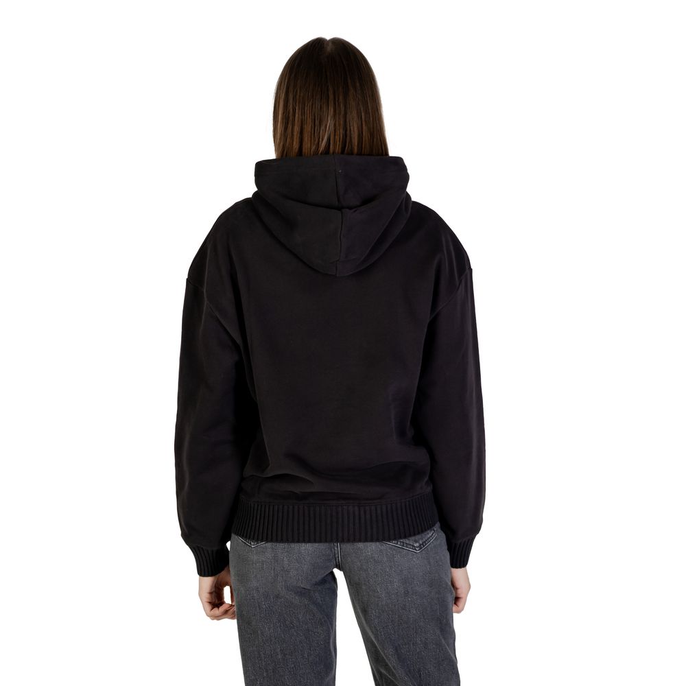 Sweat à capuche en coton noir de la marque Calvin Klein Jeans, visible avec logo discret sur la poitrine.
