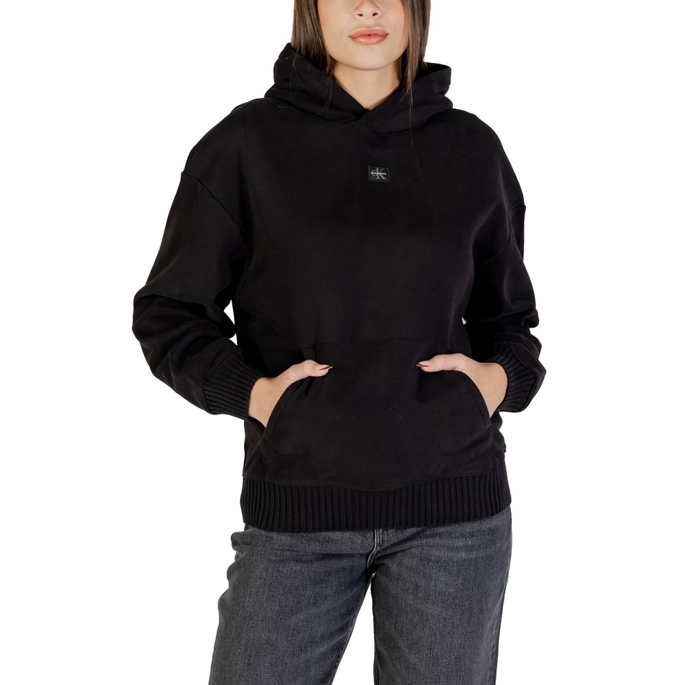Sweat à capuche en coton noir de Calvin Klein Jeans, avec logo discret sur la poitrine, porté par un mannequin.