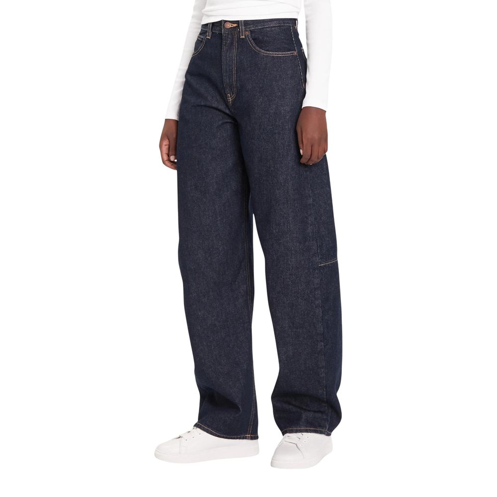 Jean mom en coton bleu de Calvin Klein Jeans, coupe classique, avec ceinture et poches visibles.