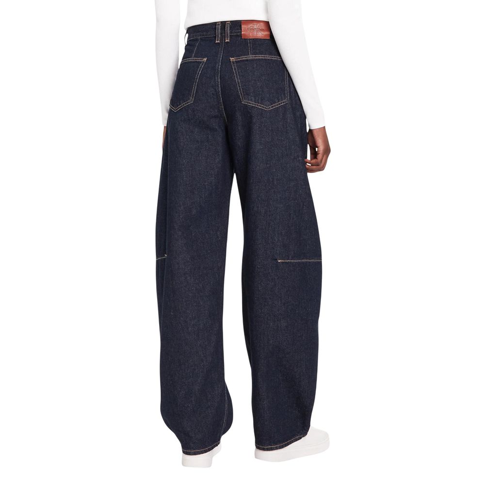 Jean mom en coton bleu de Calvin Klein Jeans, coupe décontractée, avec fermeture à bouton et poches avant.