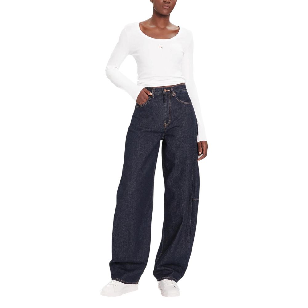 Jeans mom en coton bleu de Calvin Klein Jeans, coupe décontractée, visible sur un mannequin.