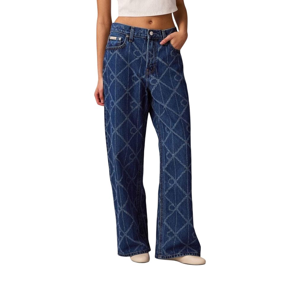 Jean boyfriend en coton bleu de Calvin Klein Jeans, coupe décontractée et style moderne, visible avec poches et fermeture éclair.