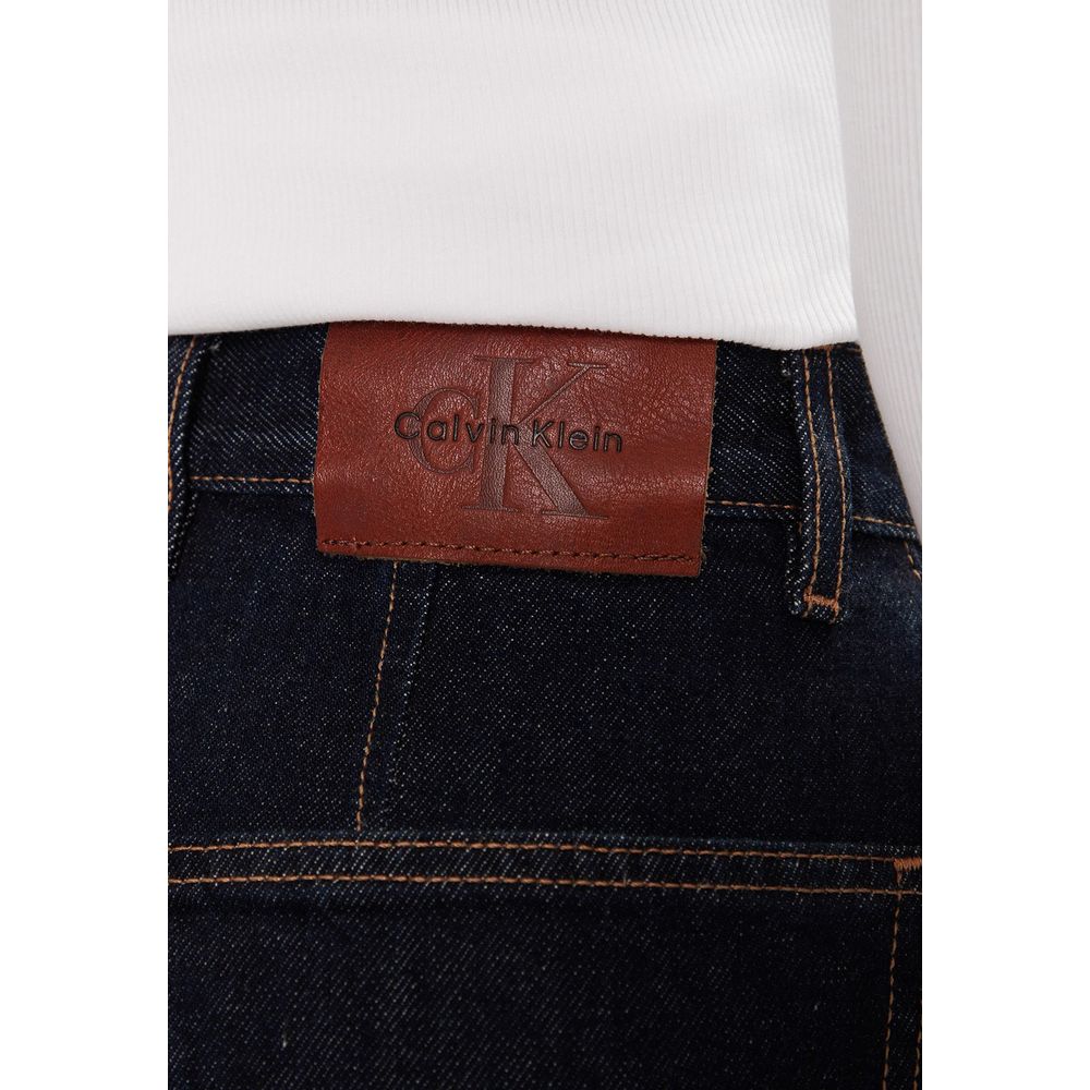 Jeans mom en coton bleu de Calvin Klein Jeans, coupe décontractée, avec détails classiques visibles sur l'image.