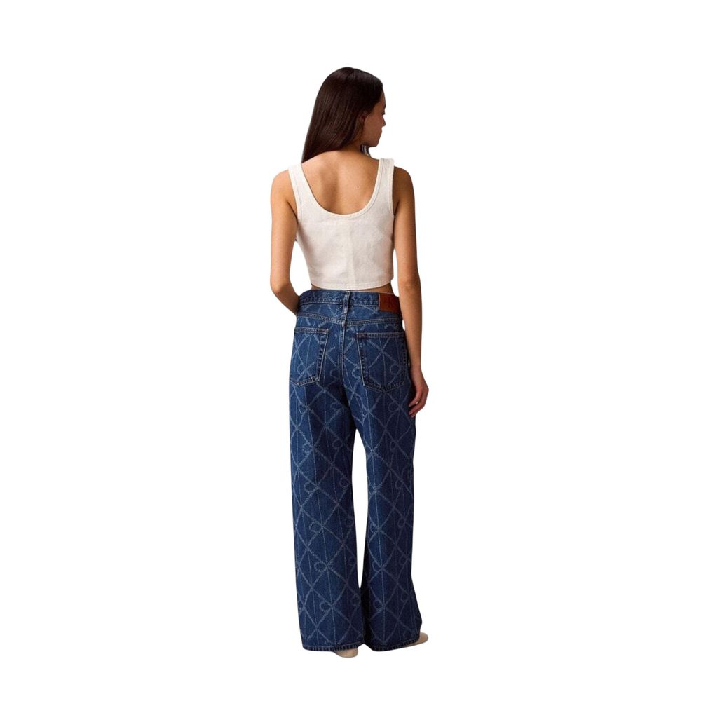 Jeans boyfriend en coton bleu de Calvin Klein Jeans, coupe décontractée, visible en détail sur l'image.