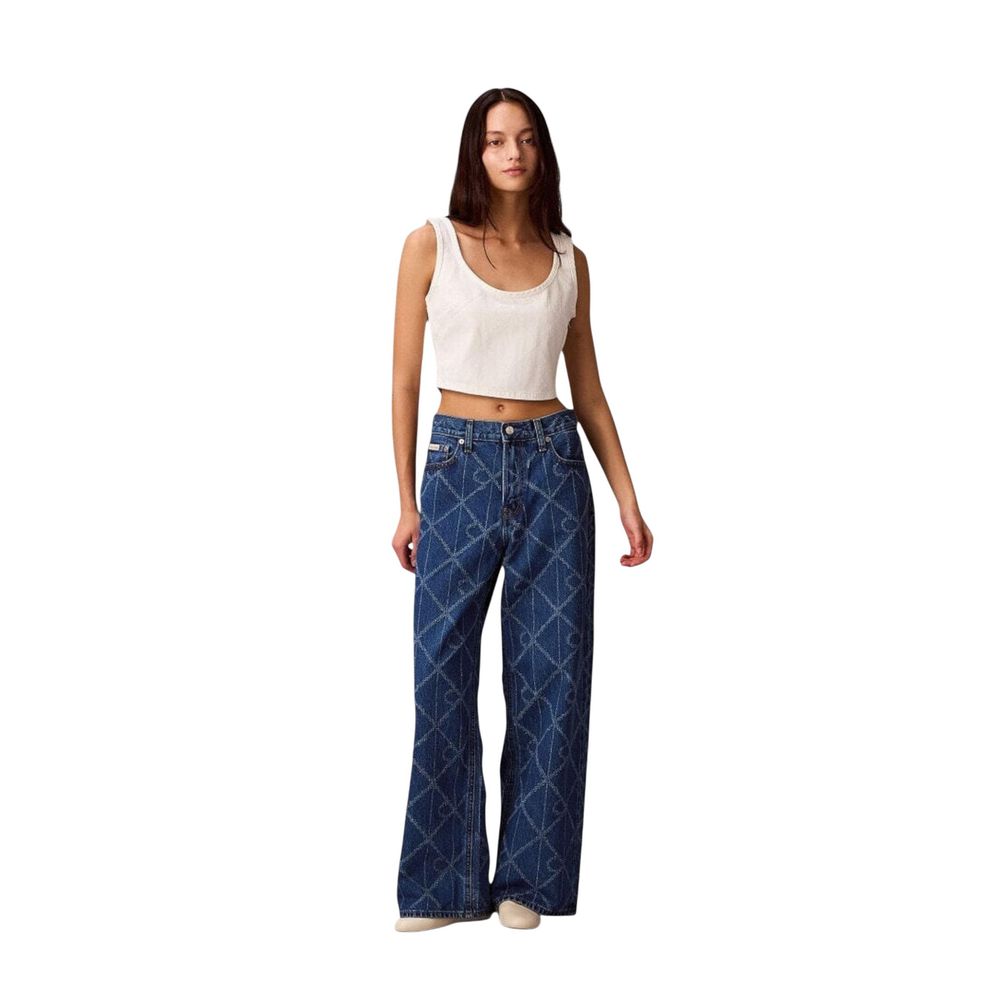 Jean boyfriend en coton bleu de Calvin Klein Jeans, coupe décontractée et style casual, visible détails du tissu et de la coupe.
