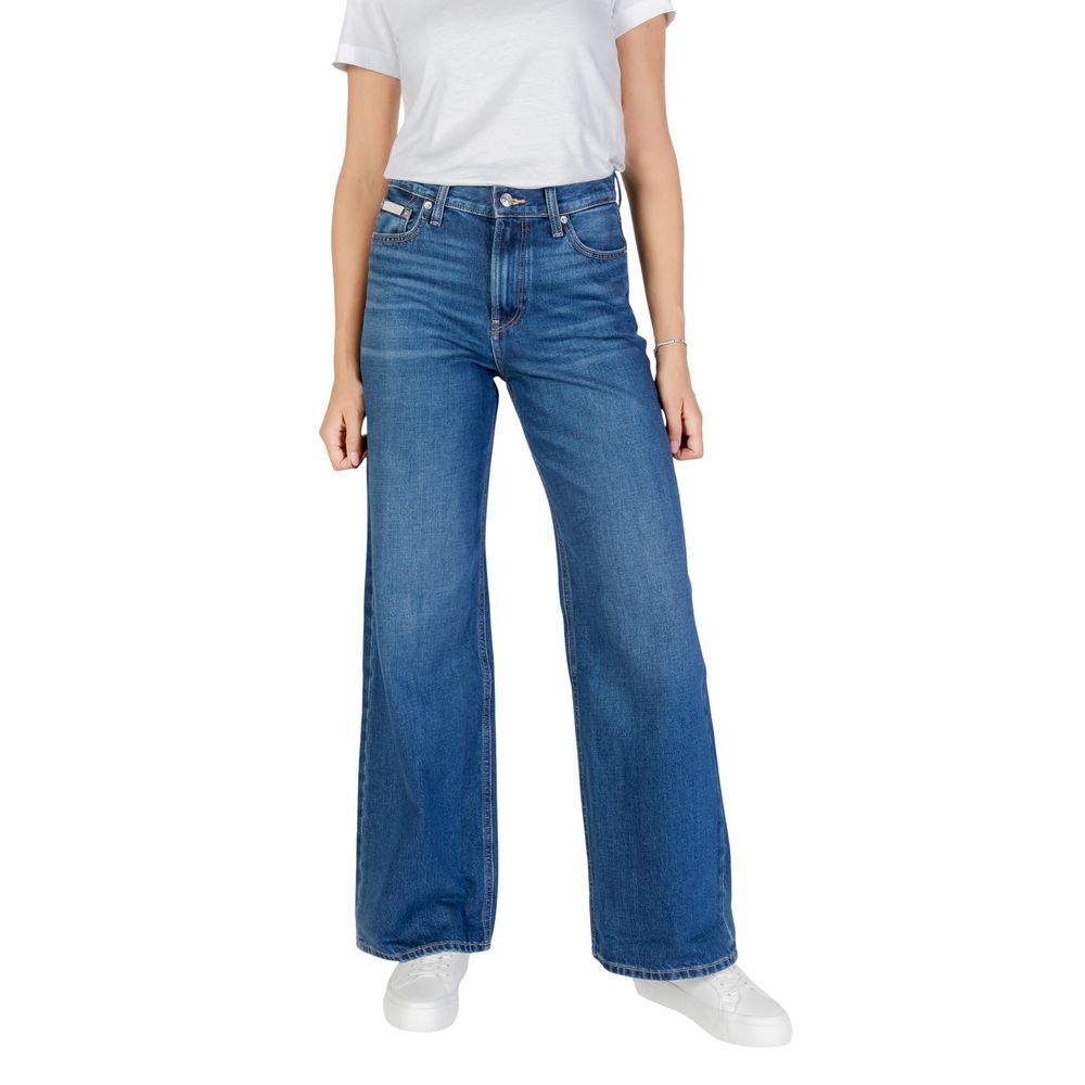 Jeans boyfriend en coton bleu de la marque Calvin Klein Jeans, coupe décontractée, détails de couture visibles.