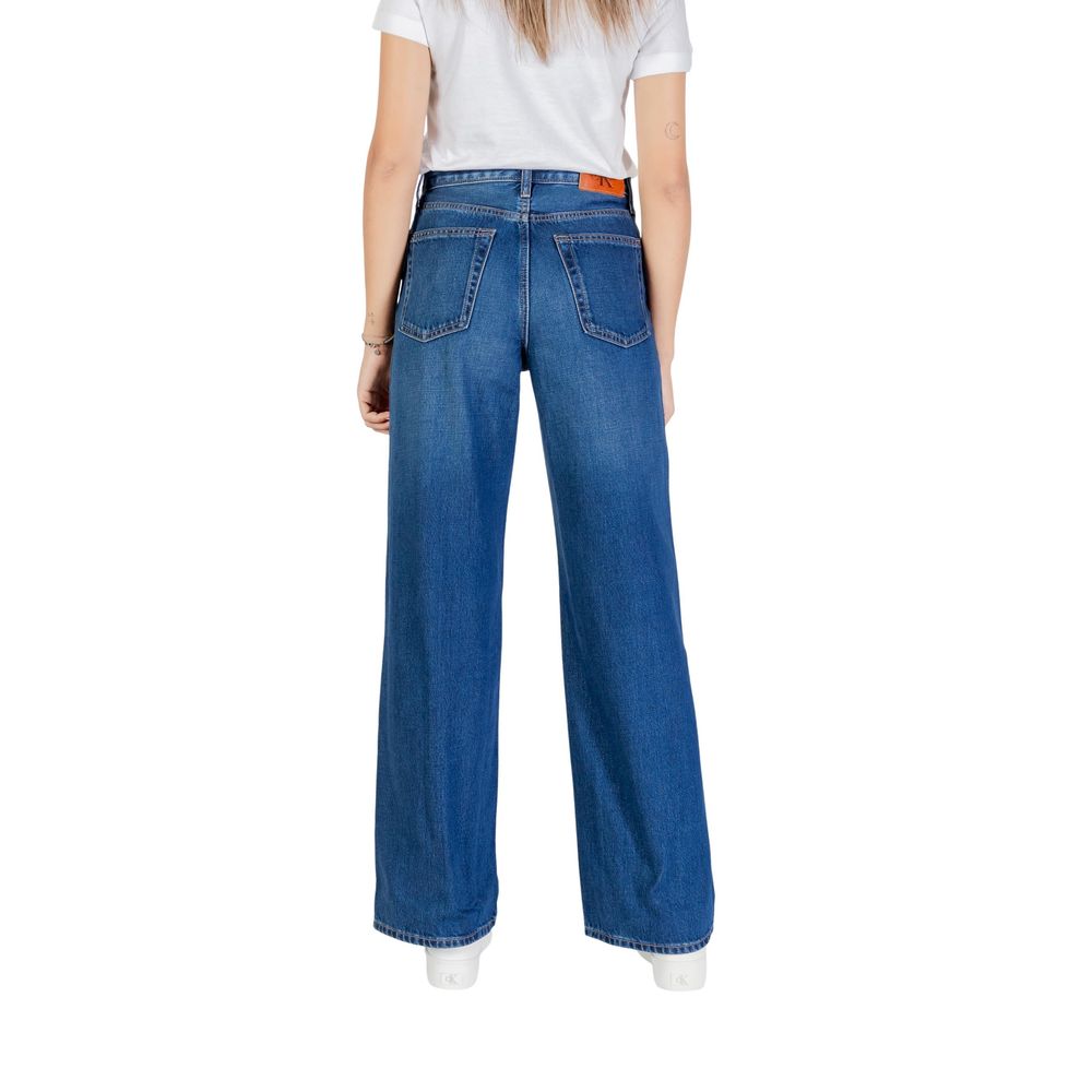 Jeans boyfriend en coton bleu de Calvin Klein Jeans, coupe décontractée, visibles avec détails de couture et poches.