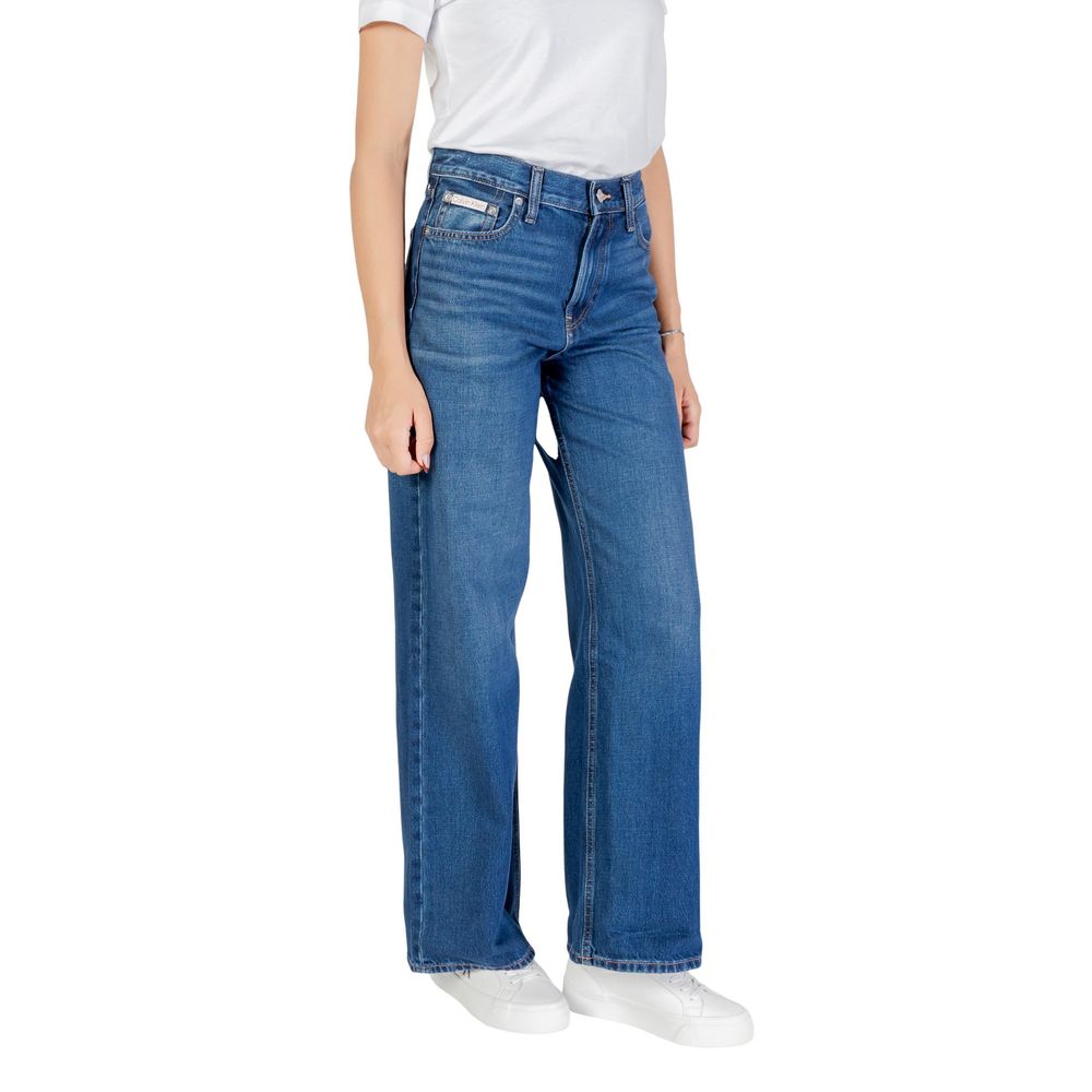 Jeans boyfriend en coton bleu de la marque Calvin Klein Jeans, coupe décontractée et style casual.