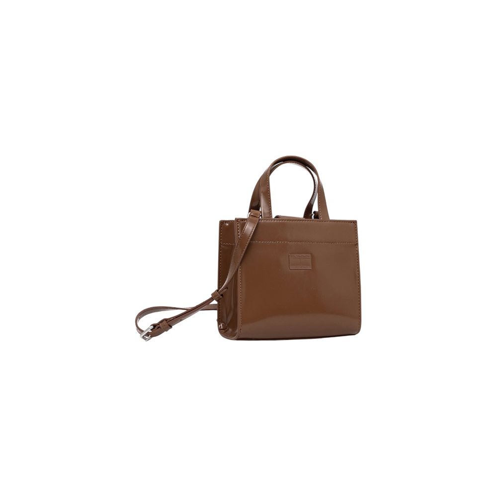 Sac à main beige en polyéthylène Tommy Hilfiger Jeans, visible avec poches et poignées élégantes, pour un style décontracté.