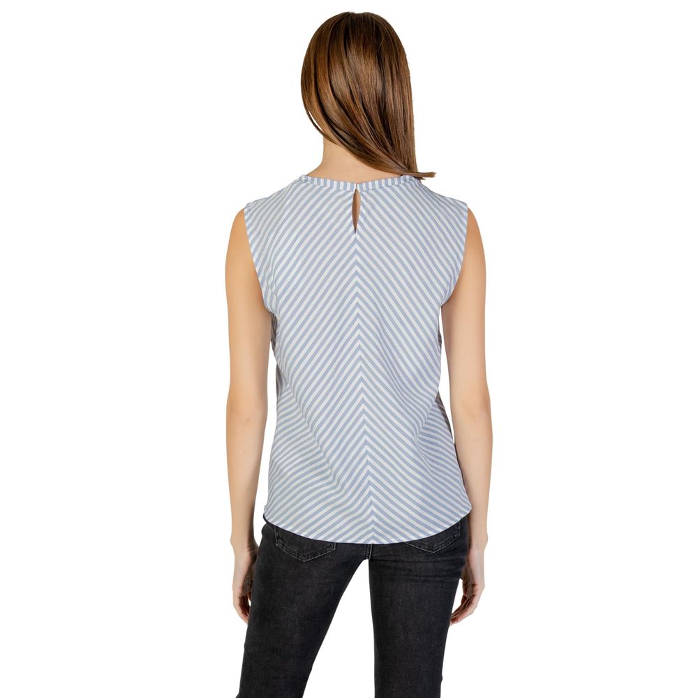 Jeans Tommy Hilfiger bleus en coton avec débardeur assorti, vue de devant, mode décontractée et style classique.