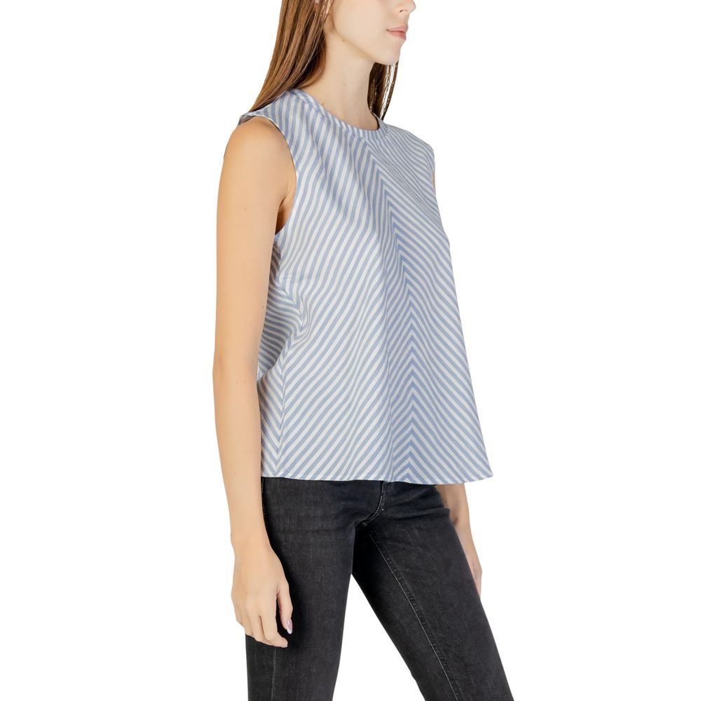 Jeans bleu en coton de la marque Tommy Hilfiger, coupe classique, visible sur un mannequin avec un haut blanc.