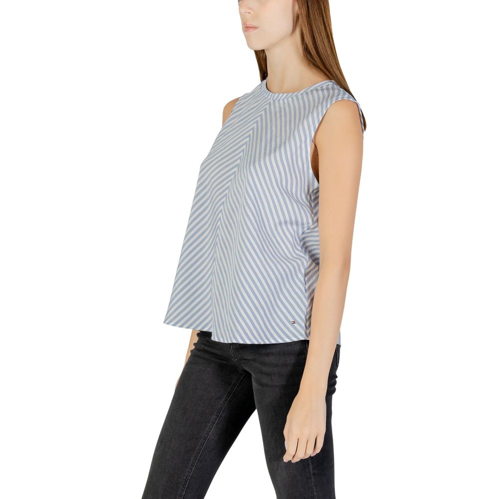 Haut en coton bleu pour homme de Tommy Hilfiger Jeans, vu porté, avec détails en tissu et coupe moderne.