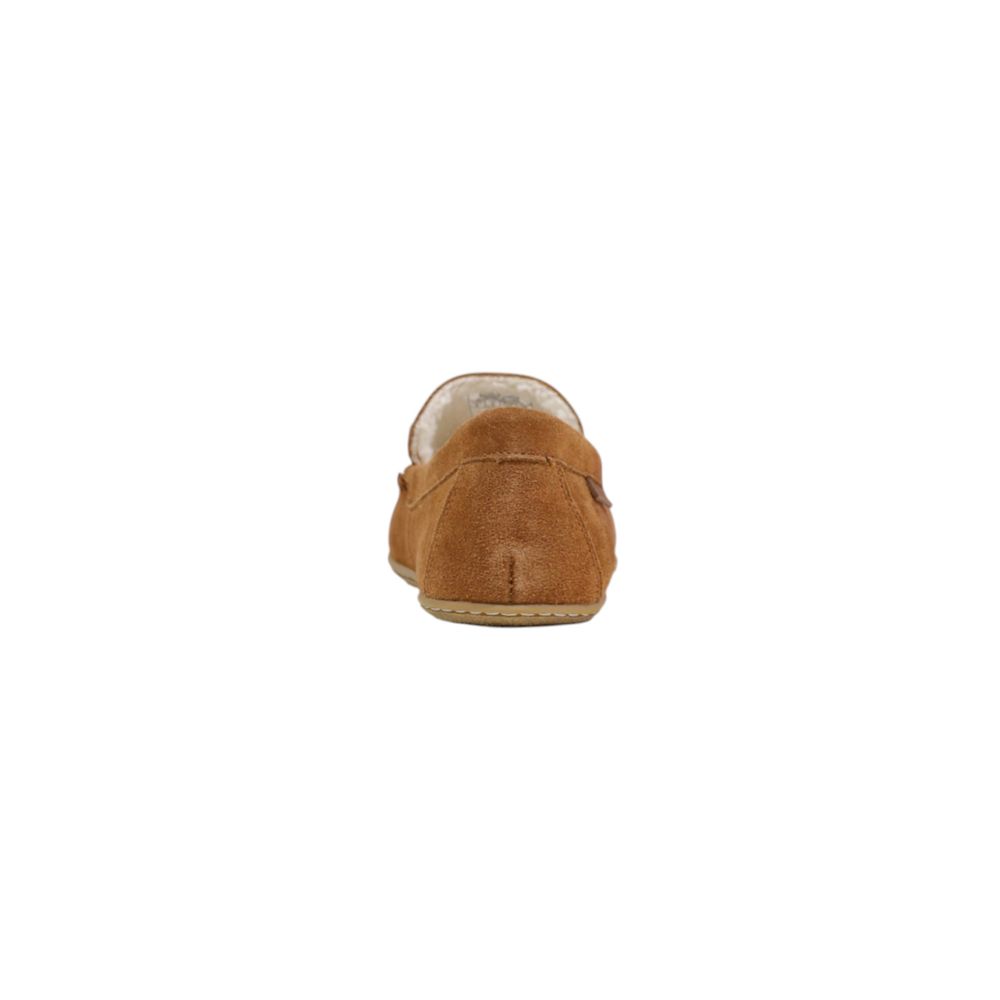 Pantoufles en daim marron Ralph Lauren pour homme, en cuir souple et confortable, avec logo discret sur le dessus.