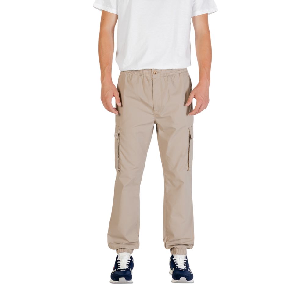 Pantalons cargo en coton marron de Calvin Klein Jeans, style décontracté avec poches latérales, vue de face.