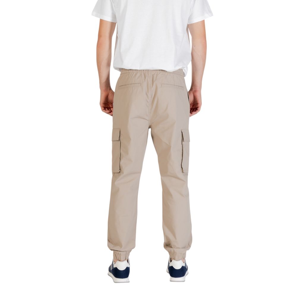 Pantalon cargo en coton marron de Calvin Klein Jeans, coupe décontractée, avec poches latérales et détails modernes.