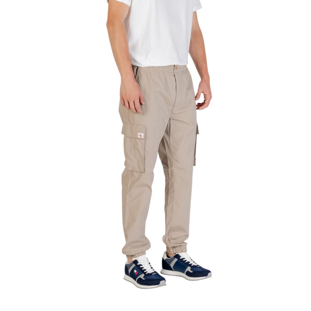 Pantalons cargo en coton marron de Calvin Klein Jeans, avec poches latérales et coupe décontractée, visibles sur l'image.