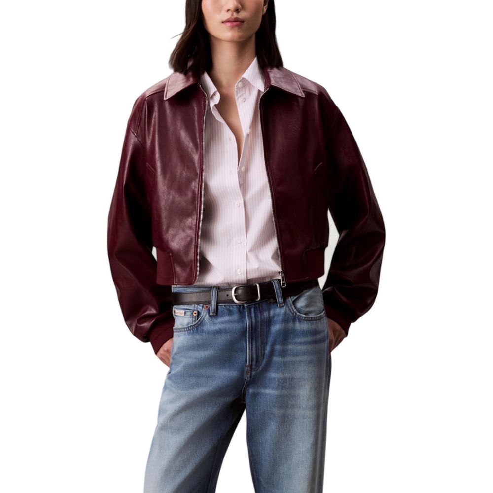 Veste en cuir synthétique bordeaux de Calvin Klein Jeans, coupe classique avec détails en polyethylene, pour un style moderne et élégant.
