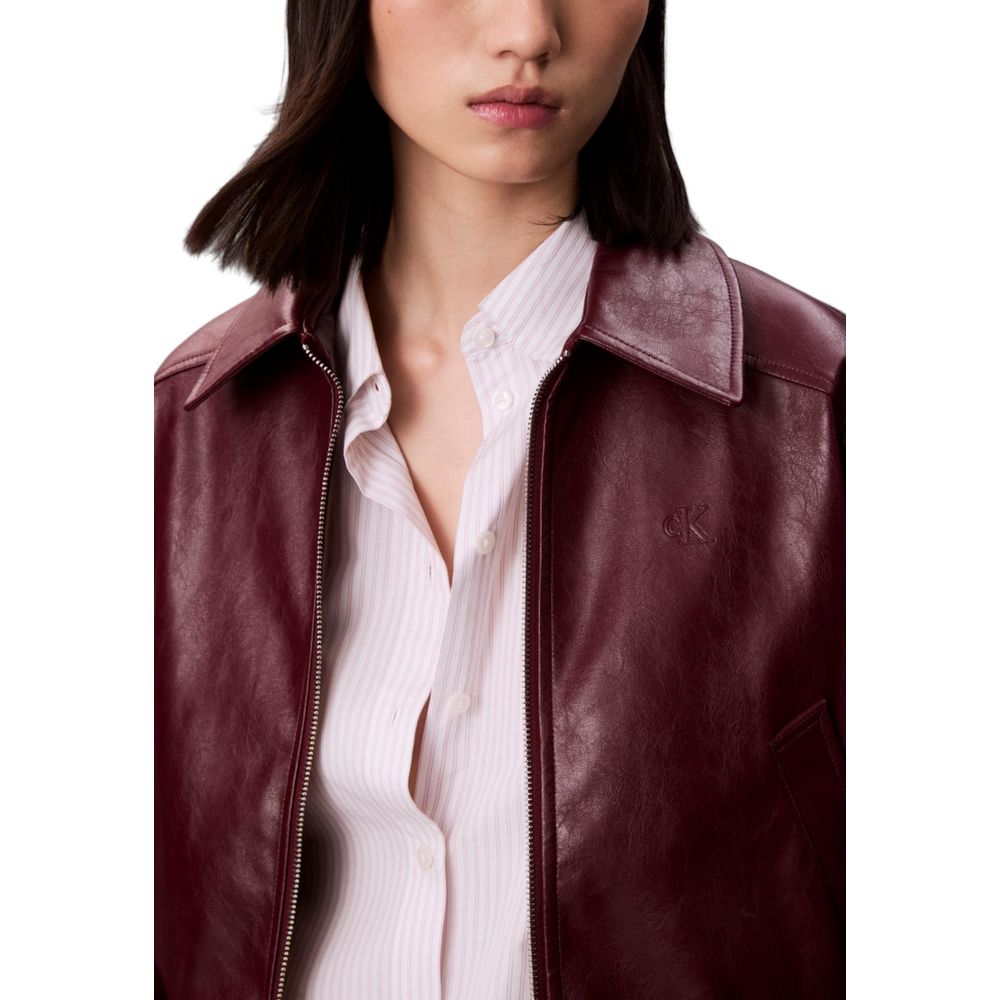 Veste en cuir synthétique bordeaux de Calvin Klein Jeans, style moderne, visible sur un mannequin.