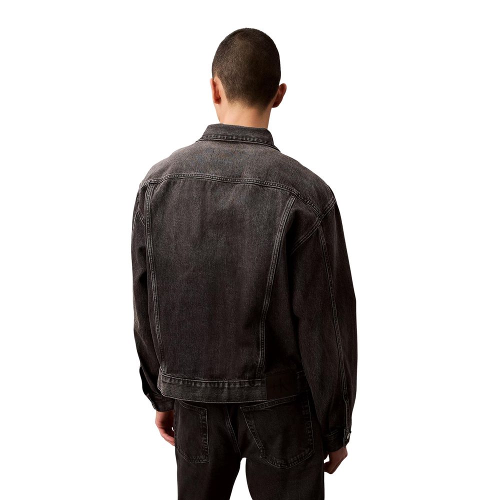 Veste en denim noir en coton de Calvin Klein Jeans, coupe classique avec boutons et poches avant, vue de face.