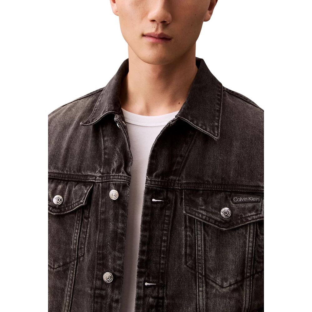Veste en jean en coton noir de Calvin Klein Jeans, coupe classique avec détails en denim visible sur l’image.