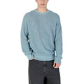 Sweat-shirt en coton bleu de Calvin Klein Jeans, look décontracté avec logo discret, porté par un modèle.
