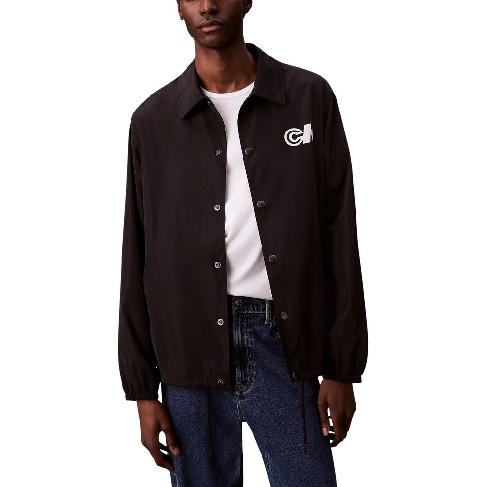 Veste noire en polyester de Calvin Klein Jeans, veste extérieure légère avec capuche et fermeture éclair.