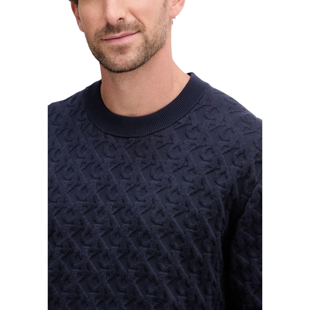 Sweat-shirt en coton bleu de Calvin Klein Jeans, coupe classique, logo brodé sur la poitrine, porté sur un mannequin.