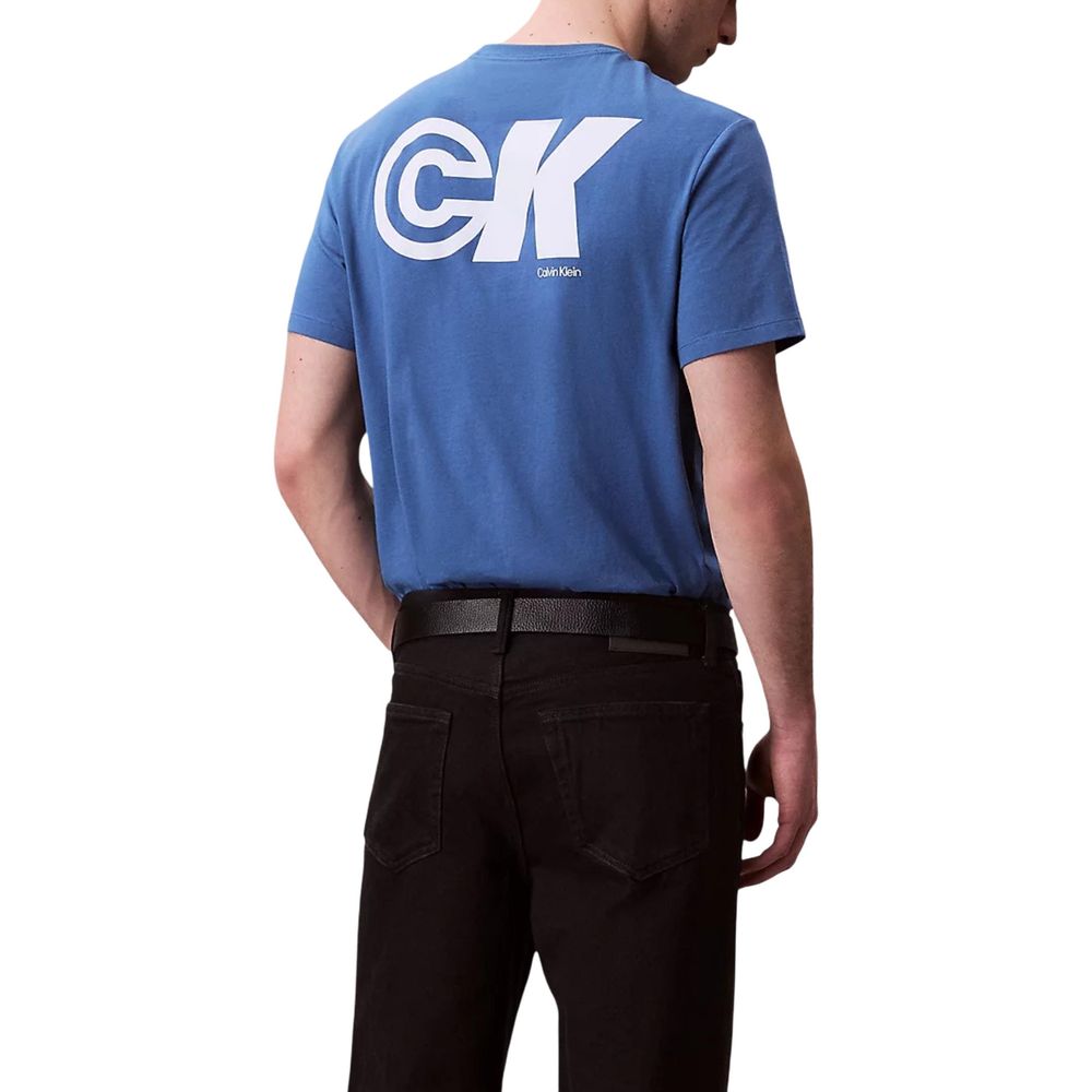 T-shirt en coton bleu de Calvin Klein Jeans, coupe classique, porté sur mannequin, détails du logo visible.