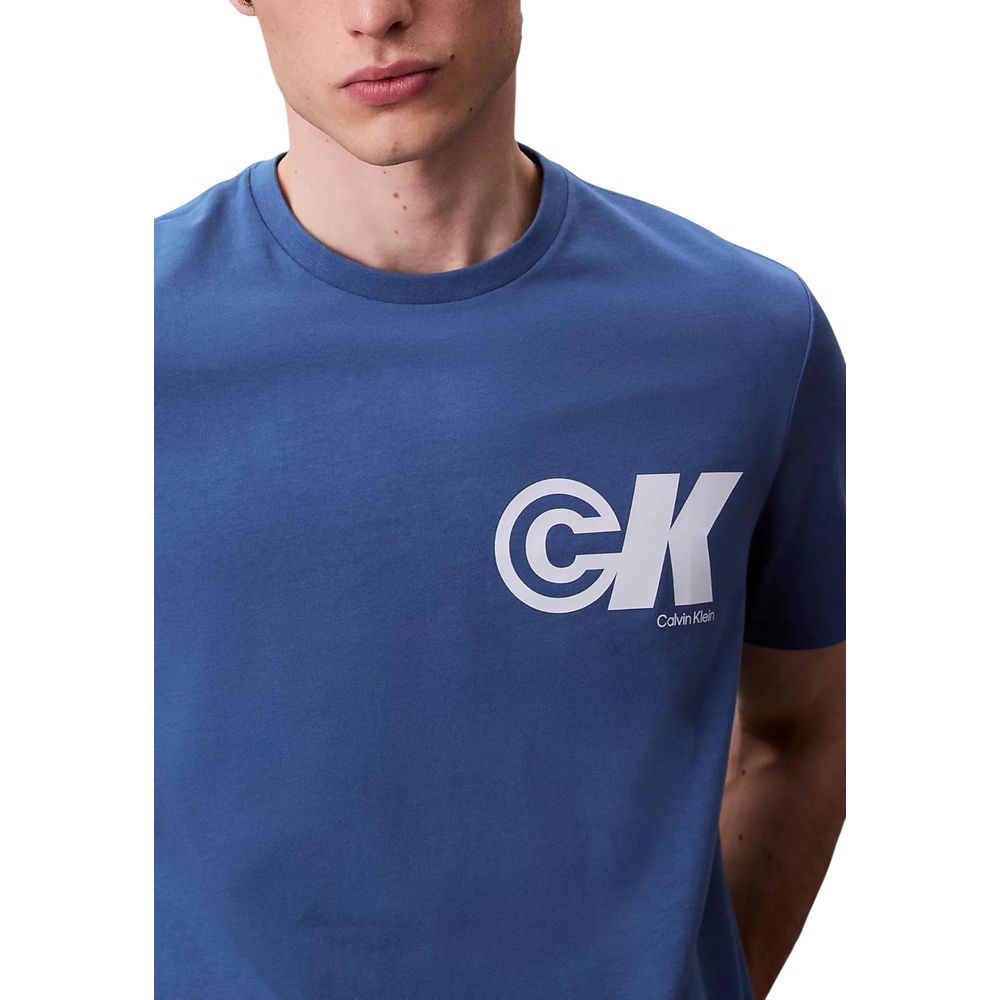 T-shirt en coton bleu Calvin Klein Jeans, coupe classique avec logo discret sur la poitrine, vue de face.