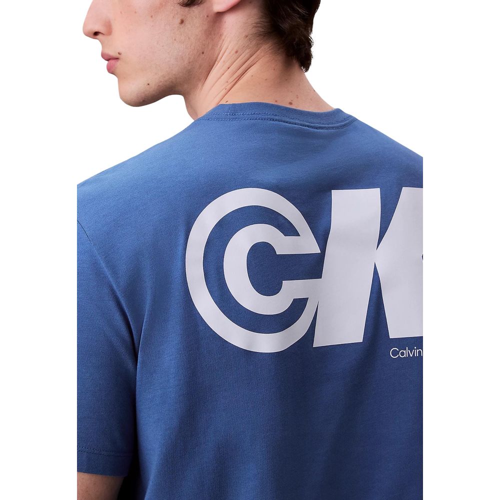 T-shirt en coton bleu de Calvin Klein Jeans, coupe classique, porté sur un mannequin, vue de face.