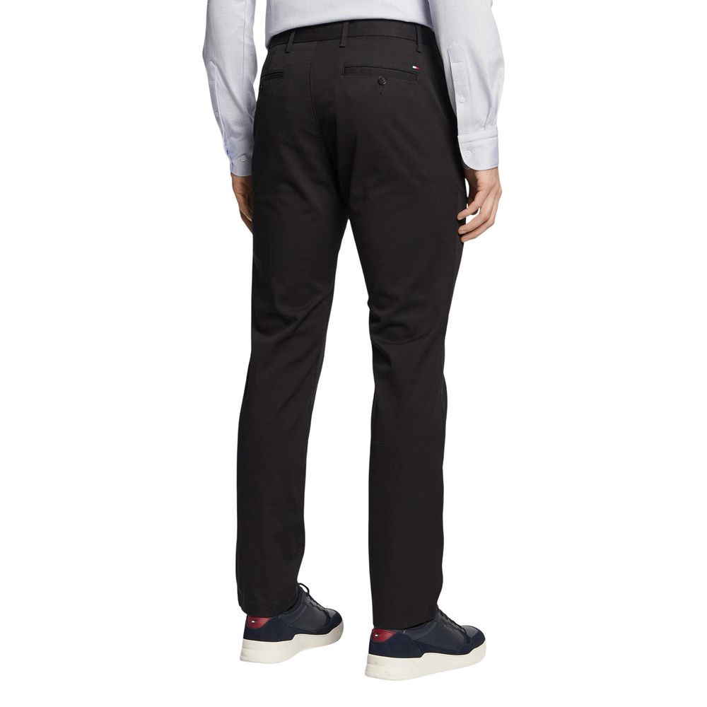 Pantalons décontractés en coton recyclé noirs de Tommy Hilfiger, coupe confortable et style casual pour homme.