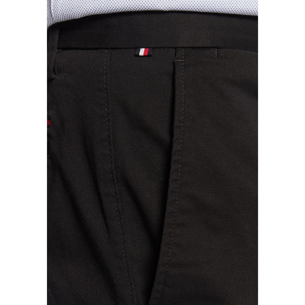 Pantalon casual noir en coton recyclé de Tommy Hilfiger, coupe décontractée et style moderne visible sur l'image.