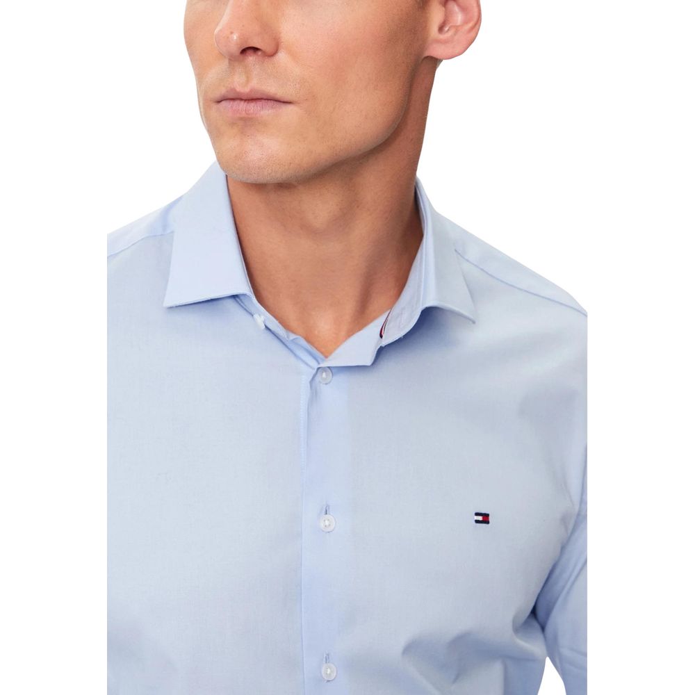 Chemise habillée en coton biologique bleu de Tommy Hilfiger, col classique et manches longues, vue de face.
