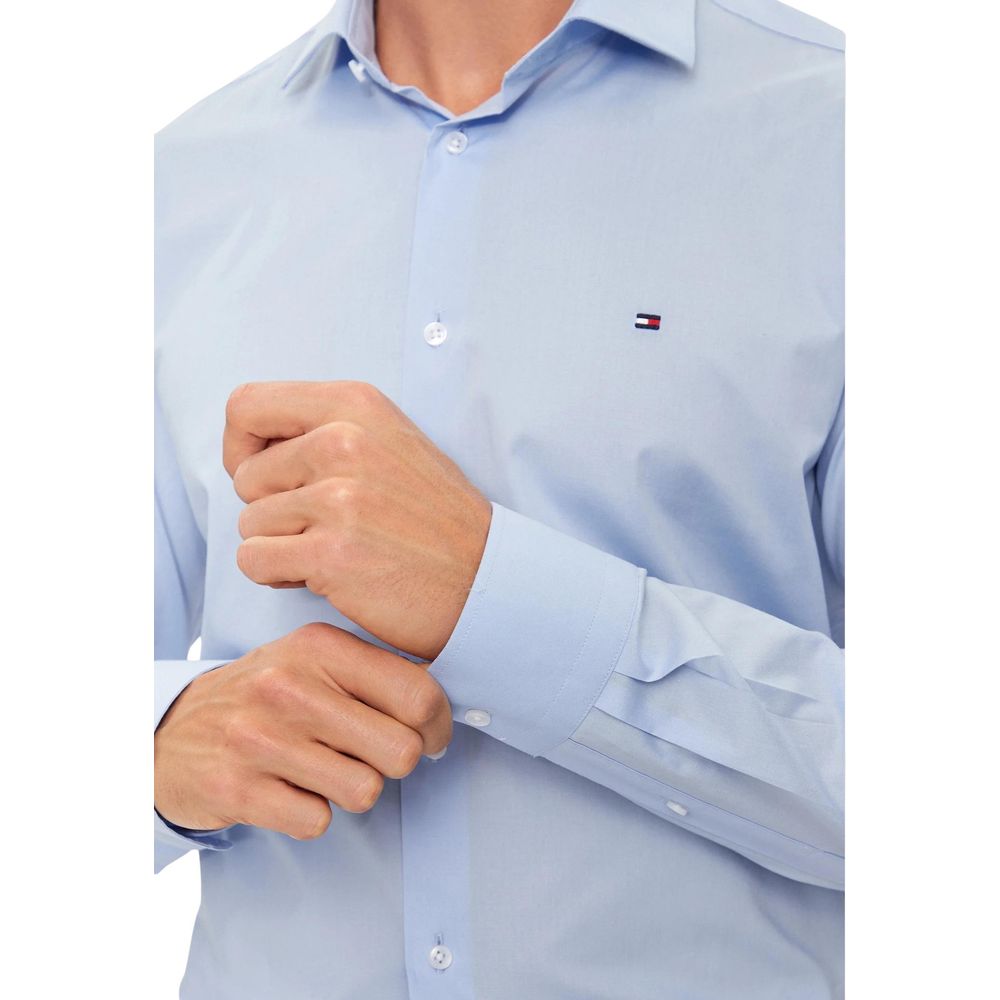 Chemise en coton biologique bleue Tommy Hilfiger pour homme, col classique et manches longues, vue de face.