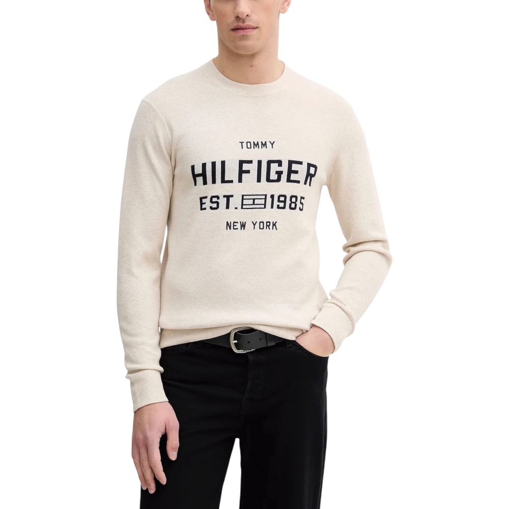 Sweatshirt beige en coton biologique Tommy Hilfiger, décontractée, avec logo sur la poitrine, portée décontractée pour homme ou femme.