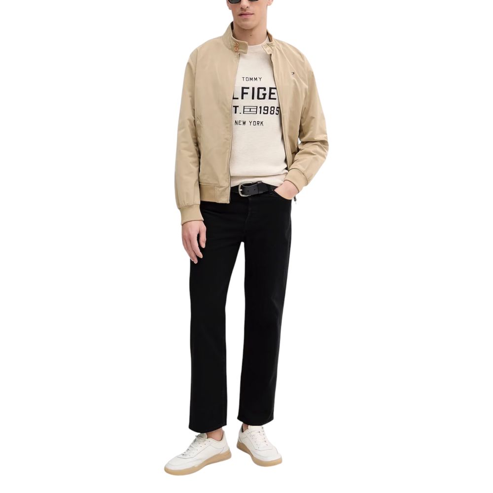 Sweatshirt beige en coton biologique de Tommy Hilfiger, manches longues et logo discret sur la poitrine.