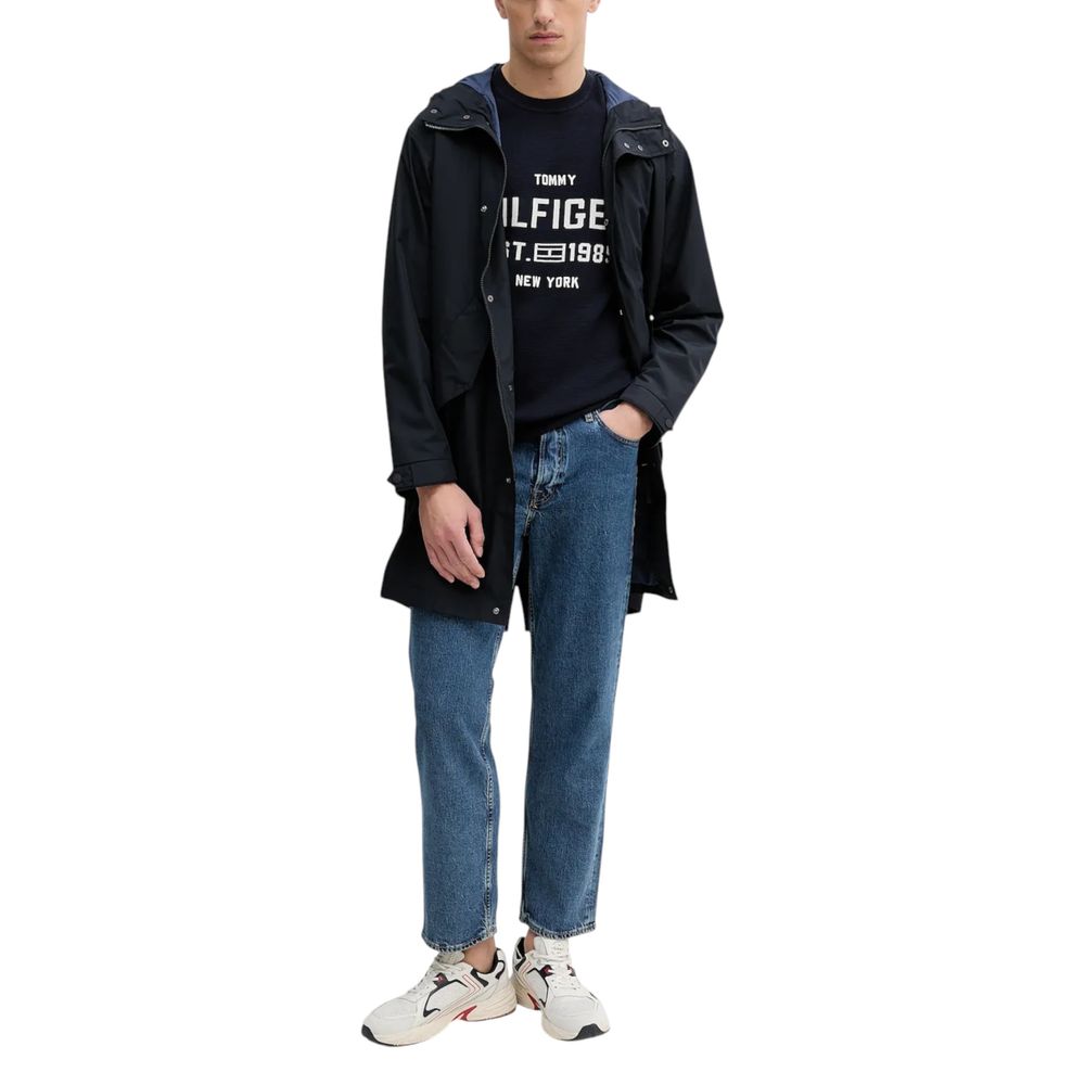 Sweatshirt en coton biologique bleu de Tommy Hilfiger, coupe décontractée avec logo discret sur la poitrine.