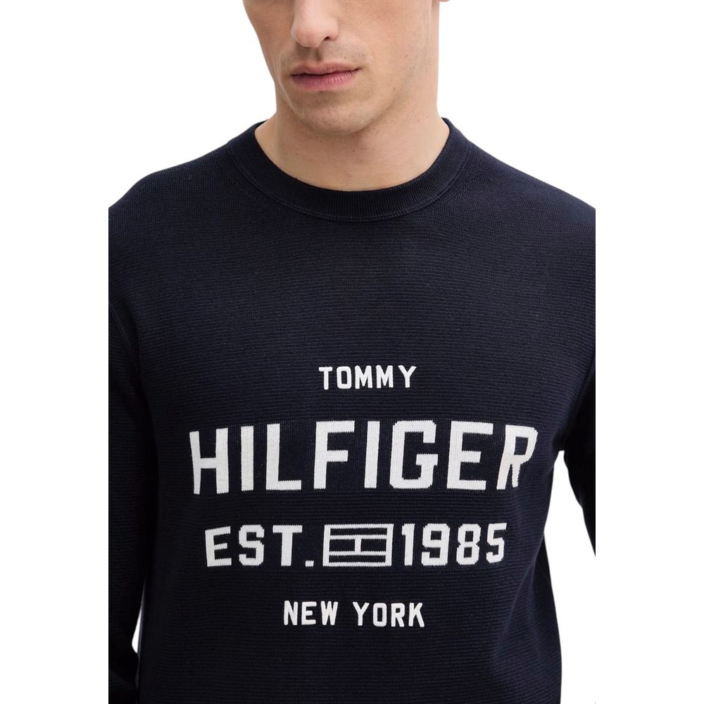 Sweat-shirt en coton biologique bleu Tommy Hilfiger, à col rond et logo sur la poitrine, porté sur un mannequin.